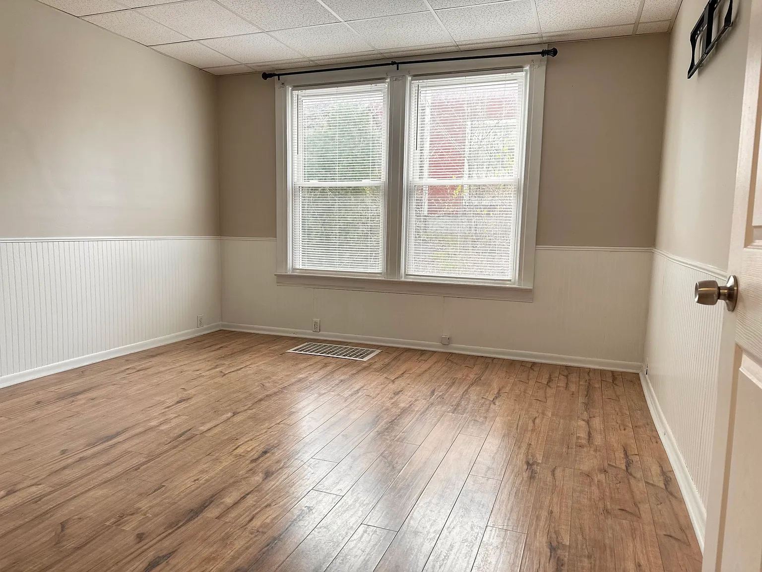 305 E Grand River Ave — Photo 3
