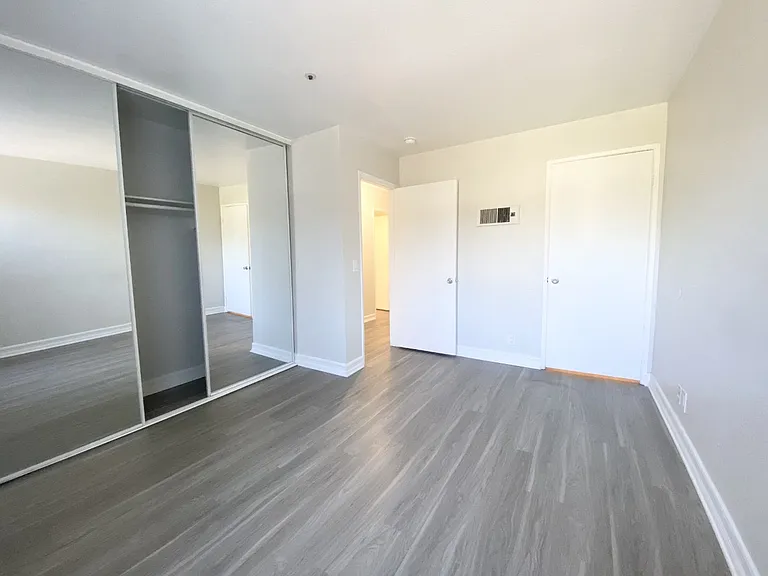 Chateau Spring Gardens Apartments — Photo 54