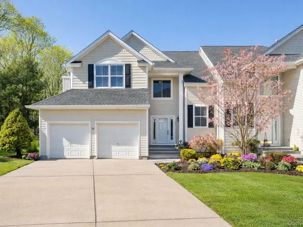 14 Vantage Court, Port Jefferson, NY 11777