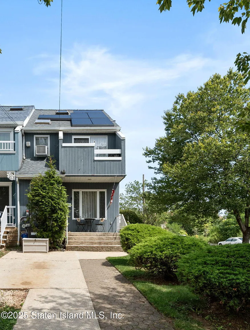 111 Goodall St photo 1