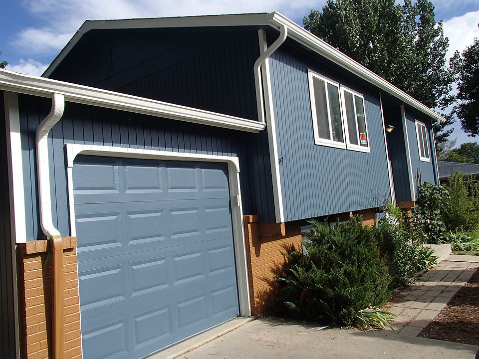 Front of house with 1 car garage
