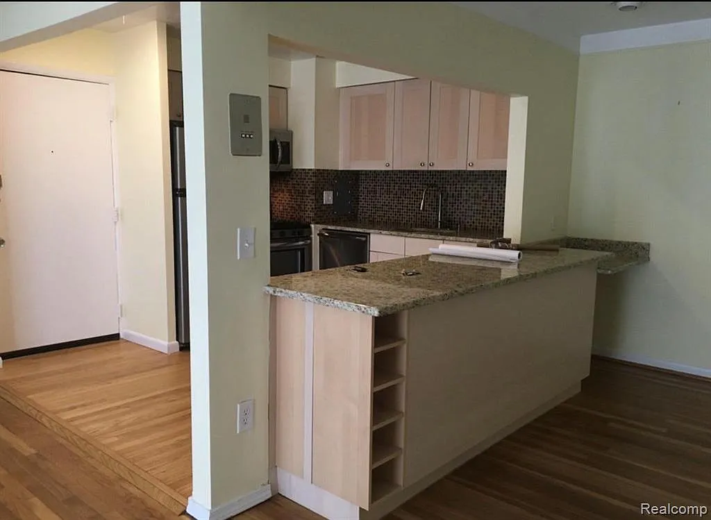2 bed, 1.0 bath, 871 sqft, $2,000 — Photo 3