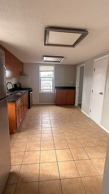 4 bed, 1.5 bath, 1000 sqft, $4,000 — Photo 2