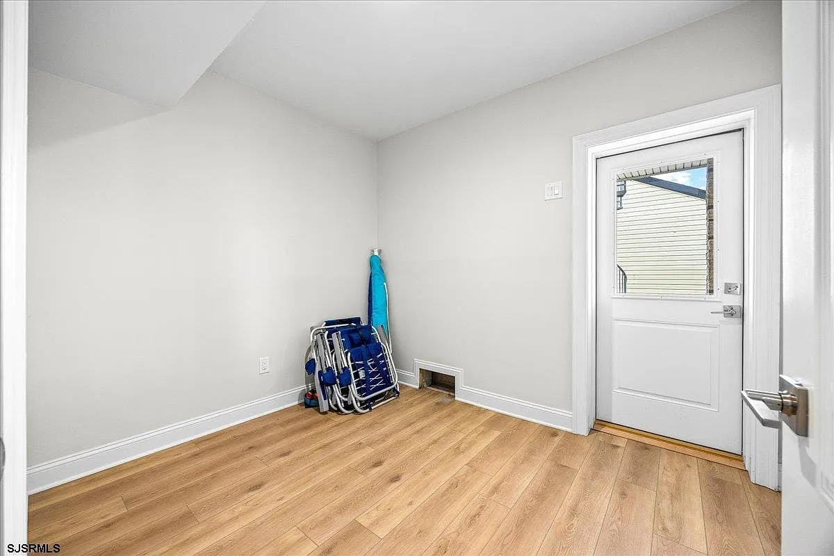 3 bed, 4.0 bath, 2672 sqft, $40,000 — Photo 3