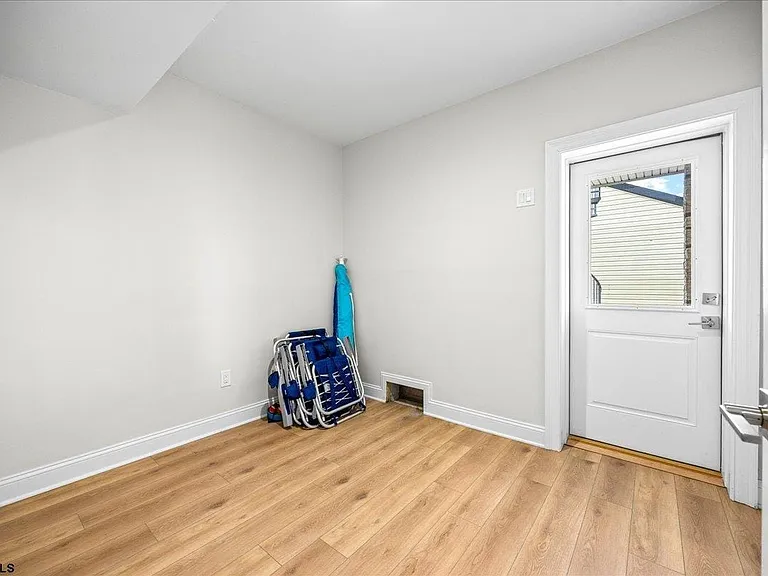 208 N Surrey Ave — Photo 3