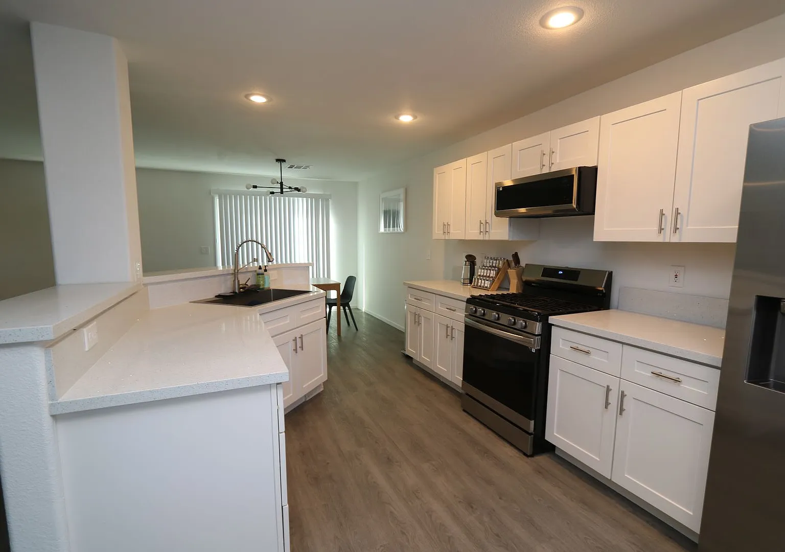 Modern fully furnished 2 Story home located in the Northwest — Photo 2