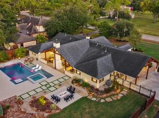 904 W Castlewood Ave, Friendswood, TX 77546