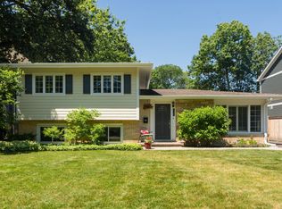 1122 Kenton Rd, Deerfield, IL 60015