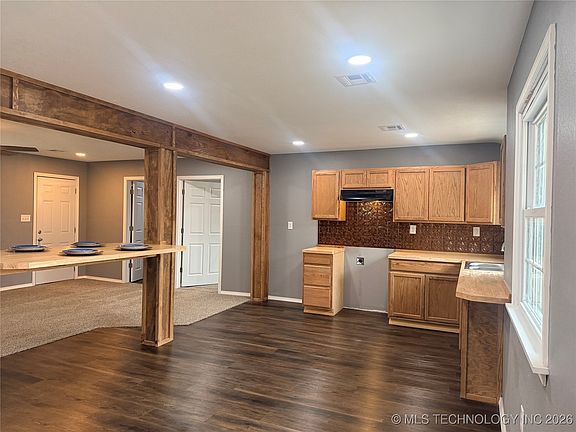4th image of 221 Rodman Cir