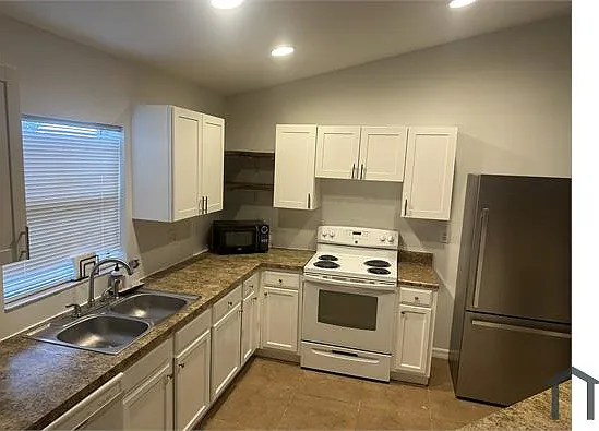 3 bed, $2,100 — Photo 4