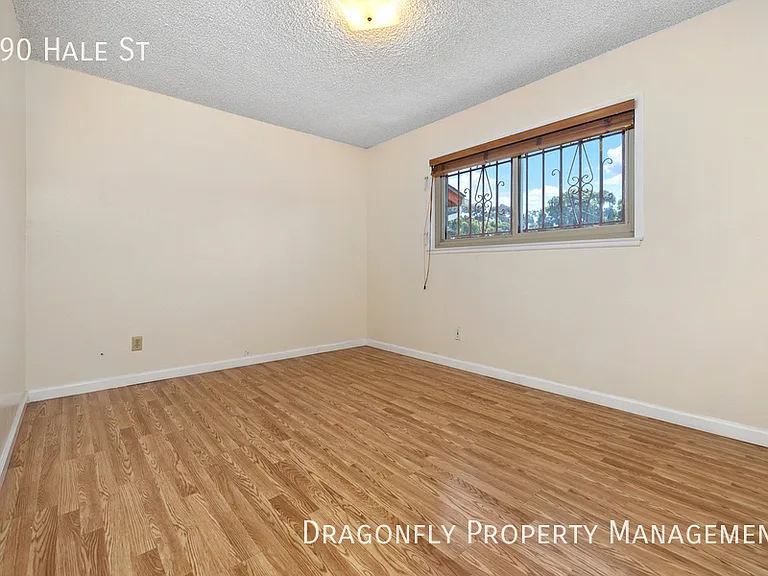 490 Hale St — Photo 24