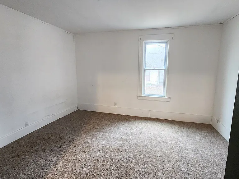 110 E Snow St — Photo 3
