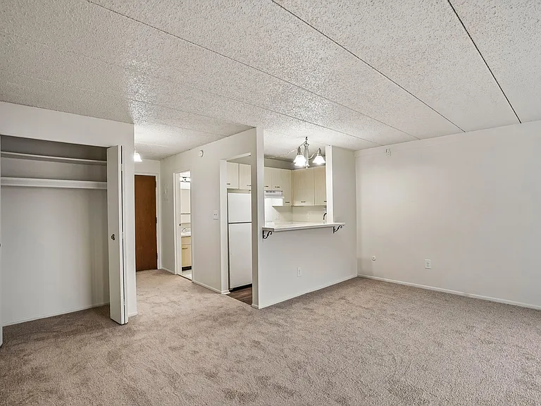 Lincoln Tower Apartments — Photo 25