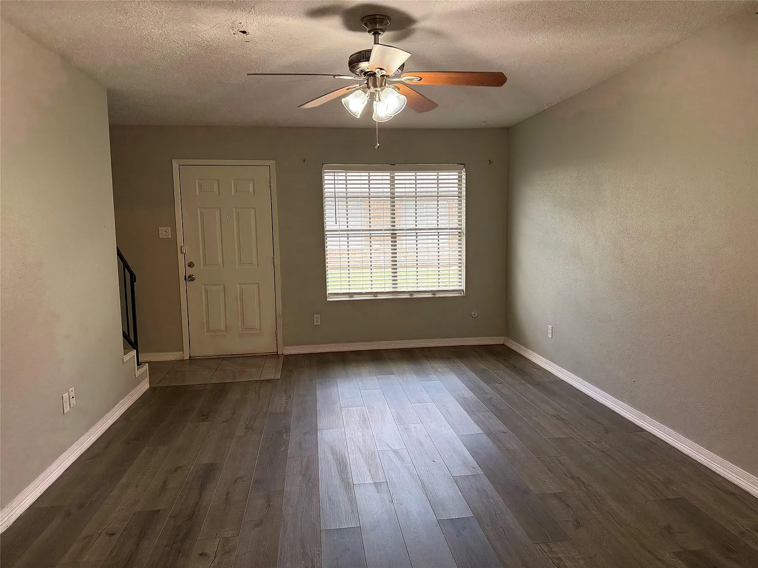 2 bed, 1.5 bath, 992 sqft, $1,200 — Photo 4