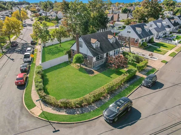 2127 Oakwood, Elmont, NY 11003