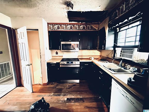 5th image of 710 Loy St