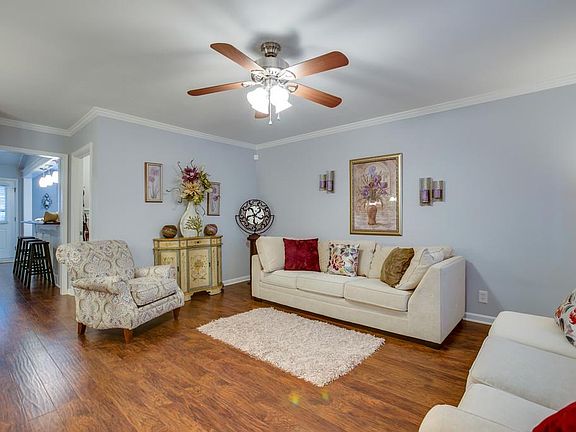 5th image of 909 E Northfield Blvd