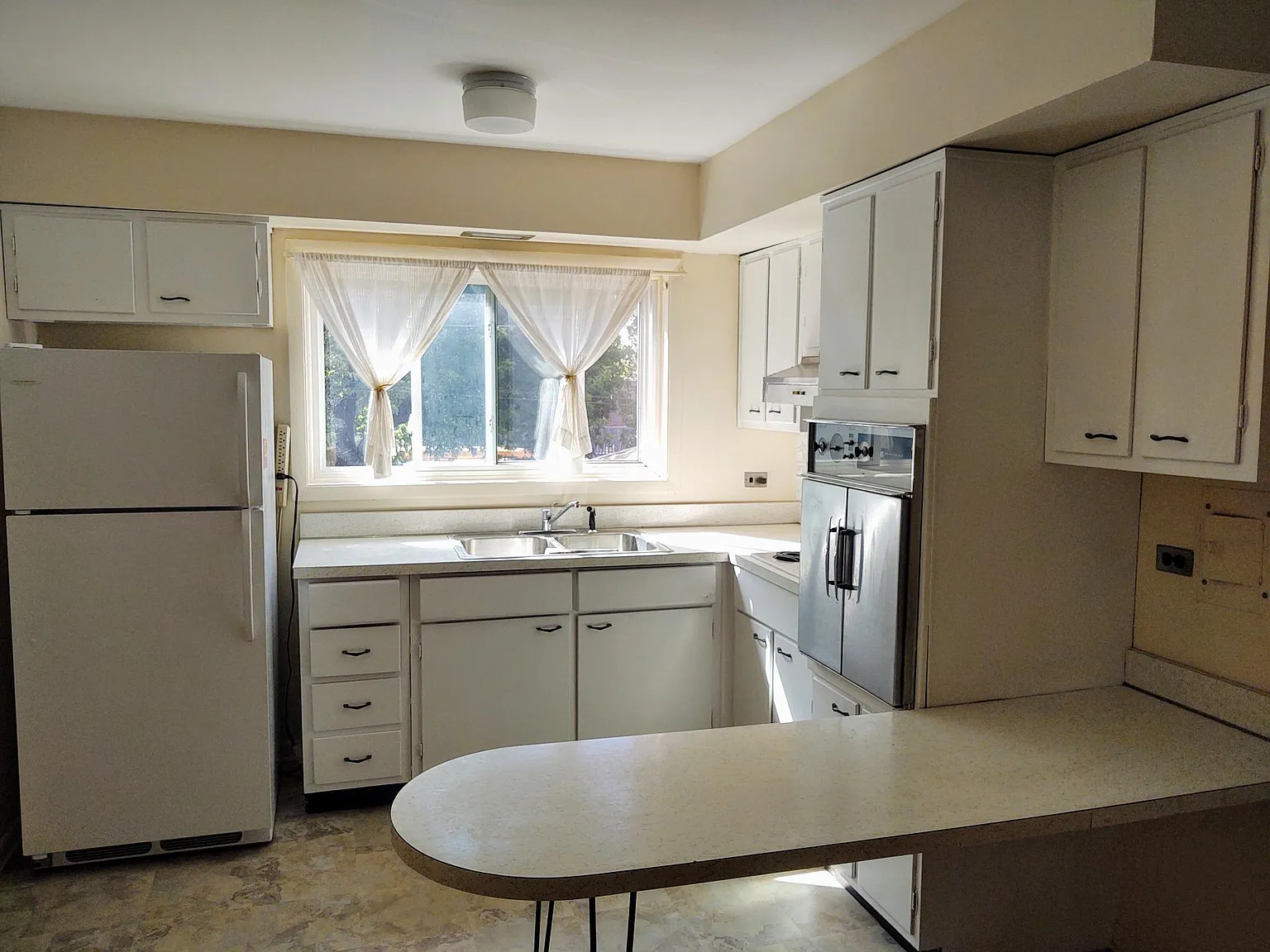 1120 Greenleaf Ave — Photo 3