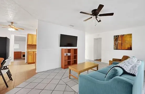 4 bed, 1263 sqft, $4,899 — Photo 2