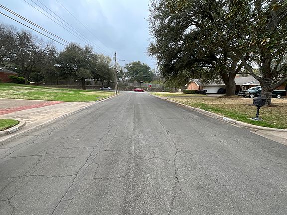 4th image of 2708 Woodland Dr