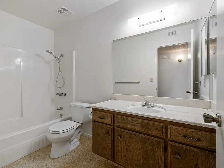 841 Landsford St — Photo 16