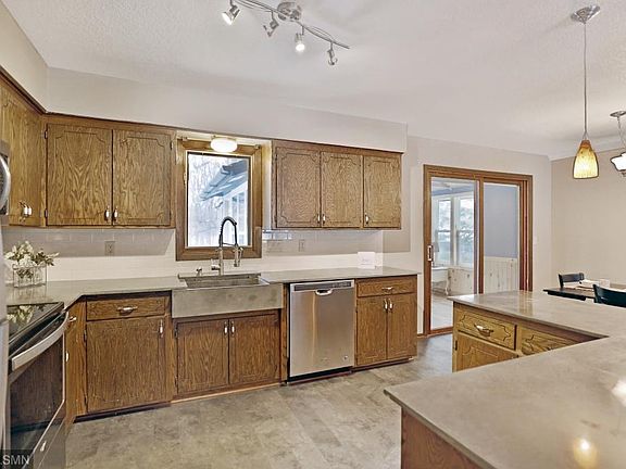 3rd image of 26396 Freeport Ave