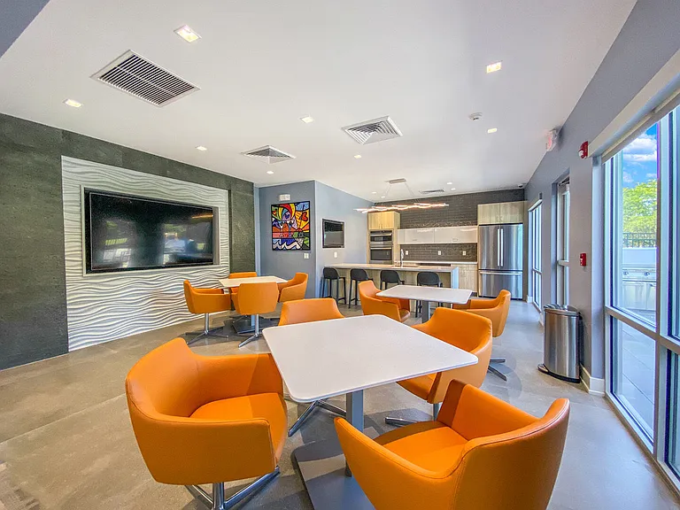 550 S Dupont Pkwy — Photo 44