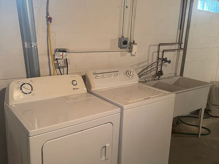 Private Laundry with sink, no coin
