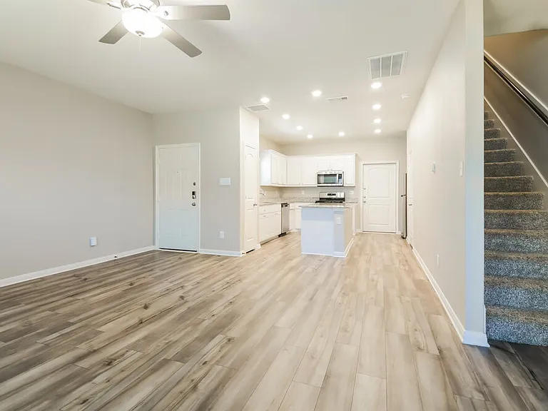 220 Marsh Ln — Photo 7