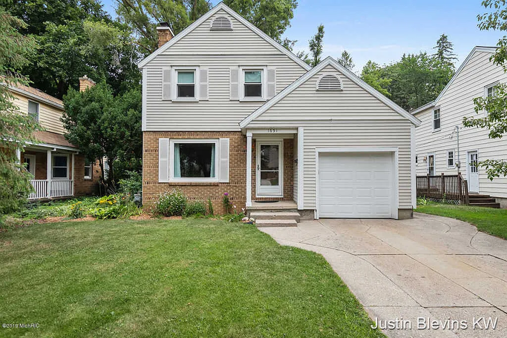 1651 Hiawatha Dr SE photo 1