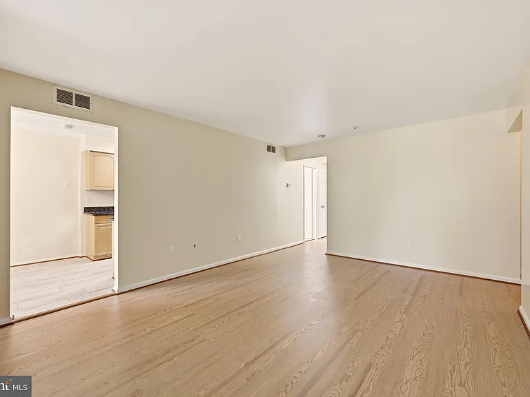 2505 McVeary Ct #11D — Photo 6