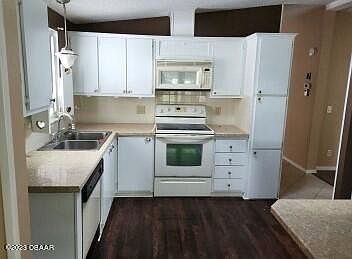 3rd image of 806 Saint Andrews Blvd