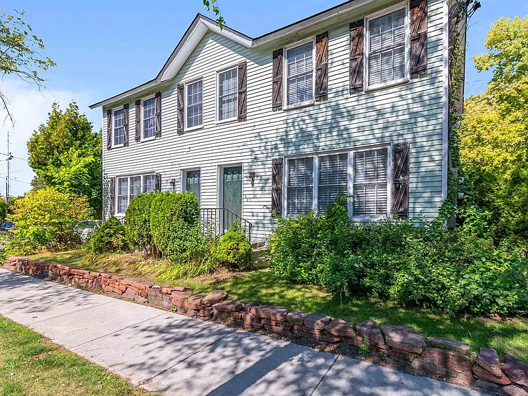 30-32 Sherman St - Lakefront Living, Right in the Heart of Burlington — Photo 3