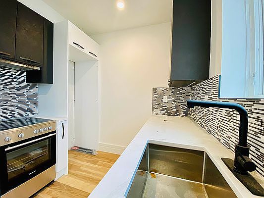 5th image of 1055 Jefferson Ave #3B