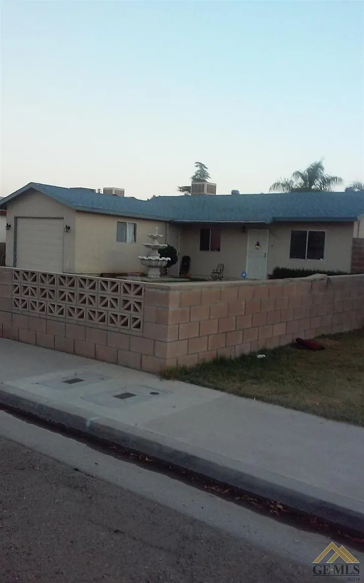 2425 9th Pl photo 1