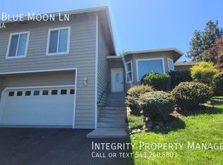 1719 Blue Moon Ln, Grants Pass, OR 97527