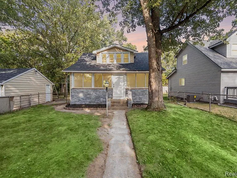 23248 Helen St — Photo 1