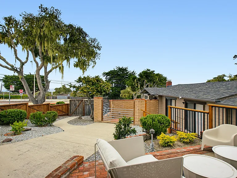 Outdoor terrace with ocean view (Pic 5)