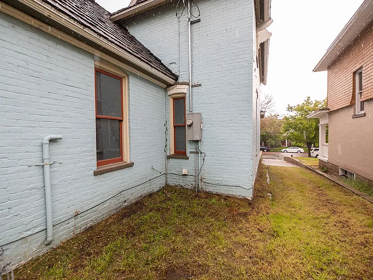 2660 Jefferson Ave — Photo 32