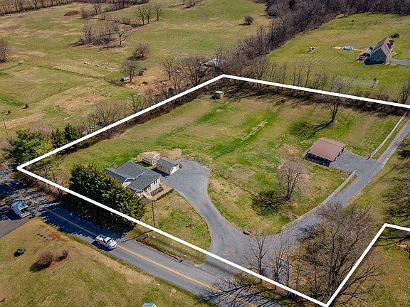 2nd image of 798 Turkey Knob Rd