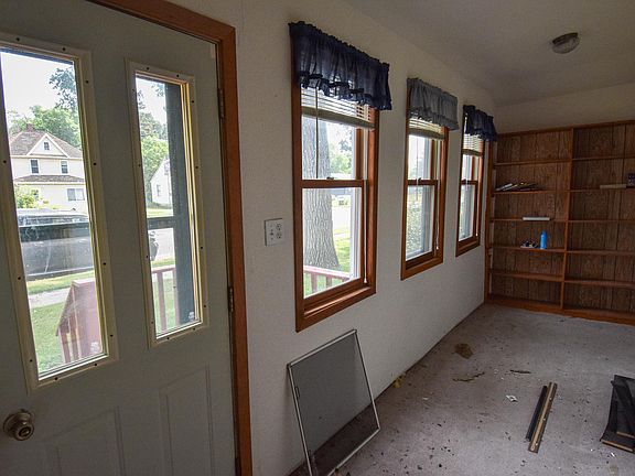 5th image of 661 N Central St