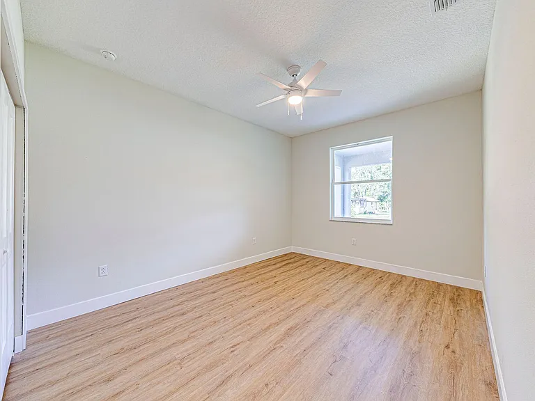 241 N Pine Ave — Photo 15