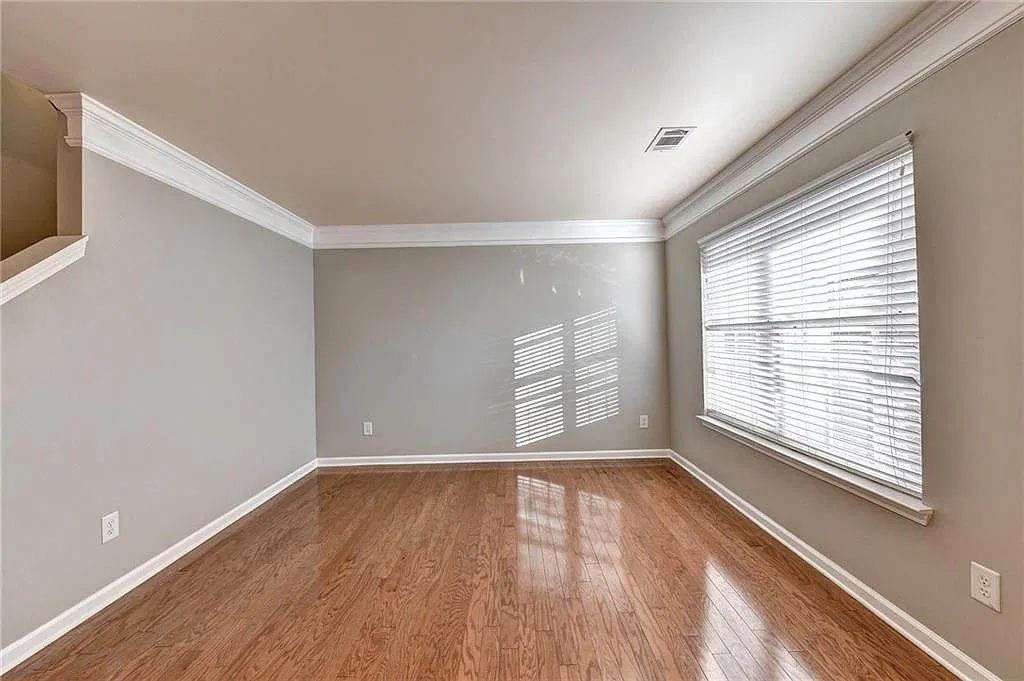 5 bed, 2.5 bath, 2714 sqft, $2,450 — Photo 4