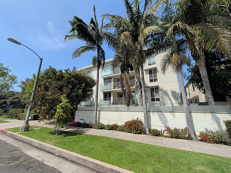 415 Montana Ave — Photo 1