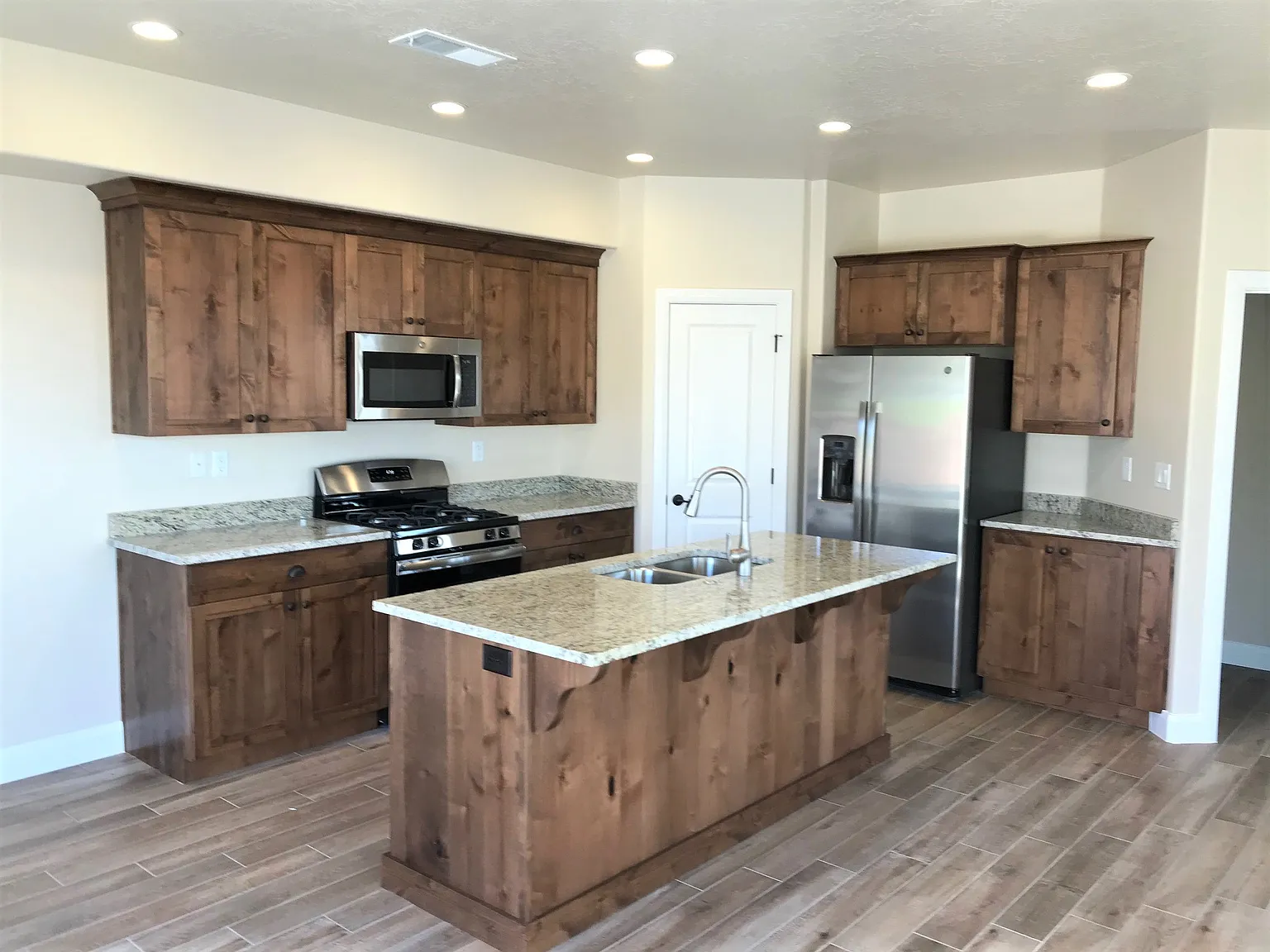 Modern 4 bed 2.5 bath with amazing views! — Photo 3