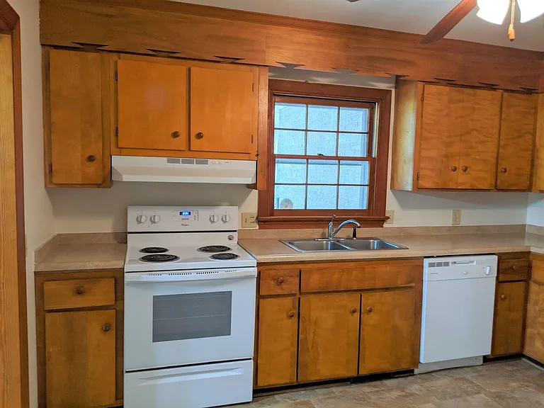 318 Jasper Ln — Photo 3