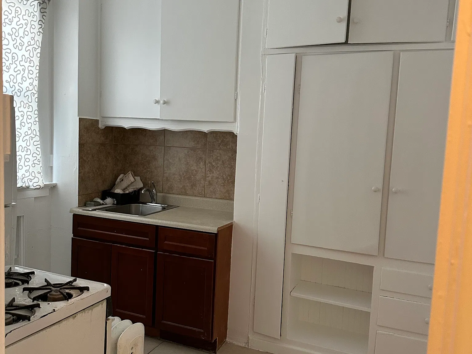 Studio, 550 sqft, $1,900 — Photo 2