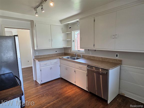 3rd image of 122 Jeffrey Ave