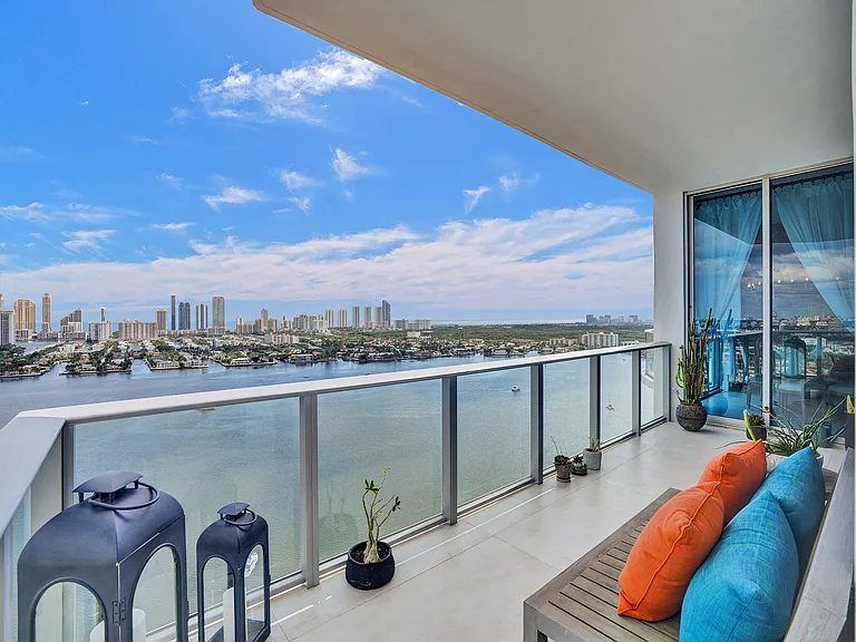 17301 Biscayne Blvd — Photo 55