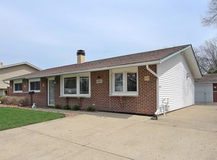 1315 Gentry Rd, Hoffman Estates, IL 60169